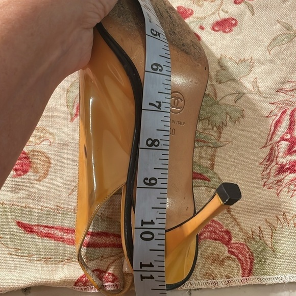 Chanel Semi Point Mustard Black Detail Slingback Shoe - Picture 14 of 16